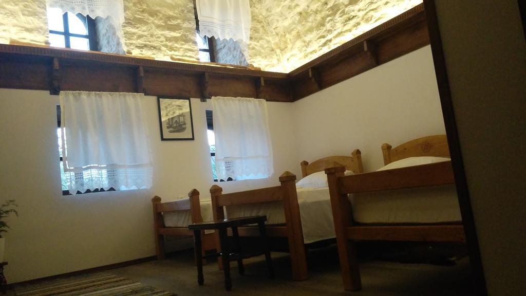 Konaku Guest House Гірокастра Номер фото