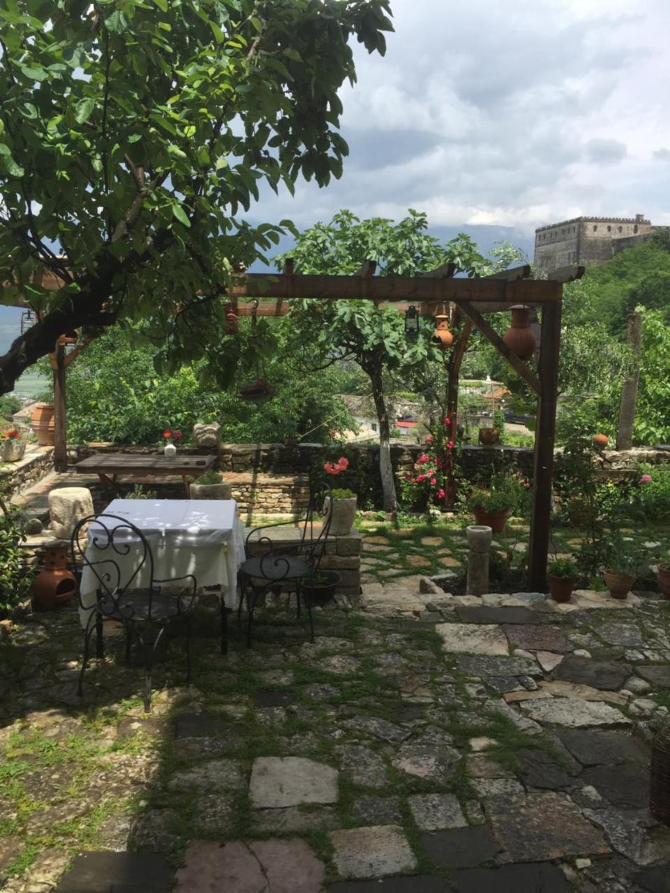 Konaku Guest House Гірокастра Екстер'єр фото